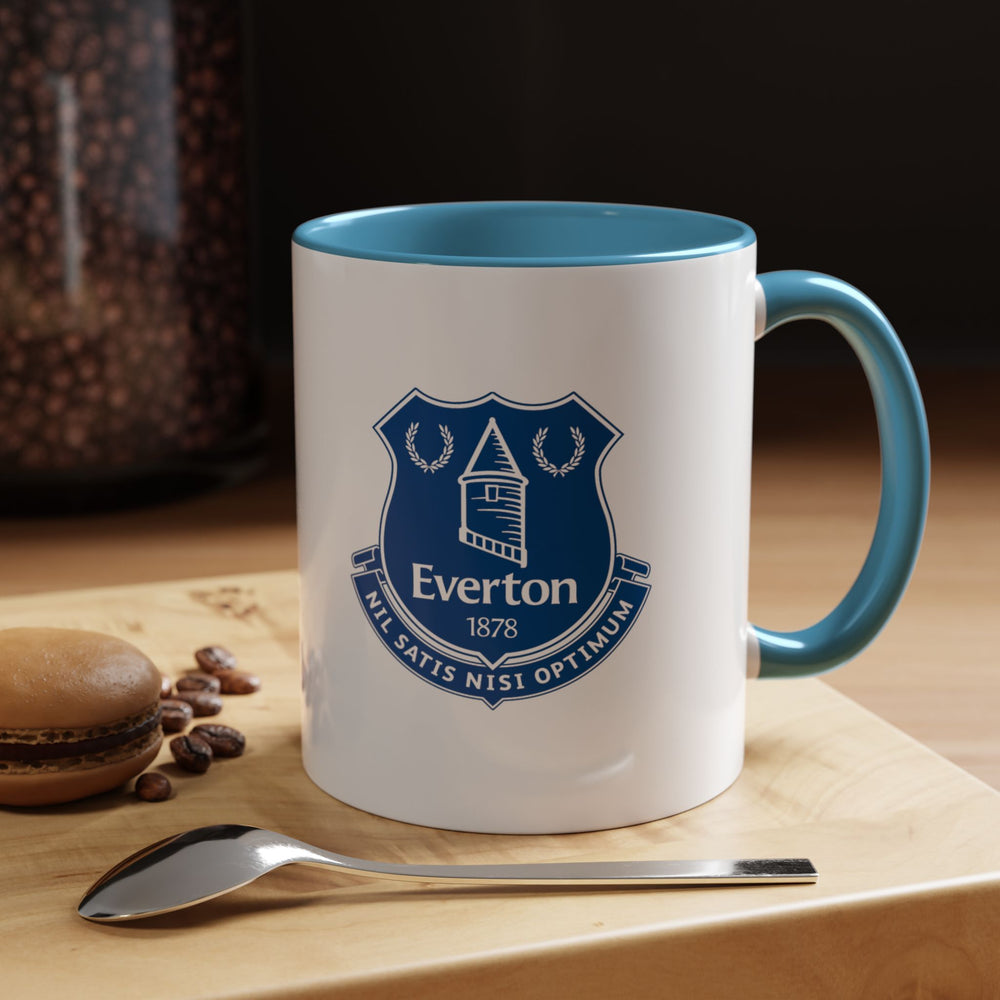 Classic Everton blue surrounds the official club crest on this tea mug. Ideal for fans who want their coffee or tea time to reflect their love for The Blues. With a sturdy ceramic build and smooth grip, it’s a versatile addition to any fan’s kitchen or office setup.