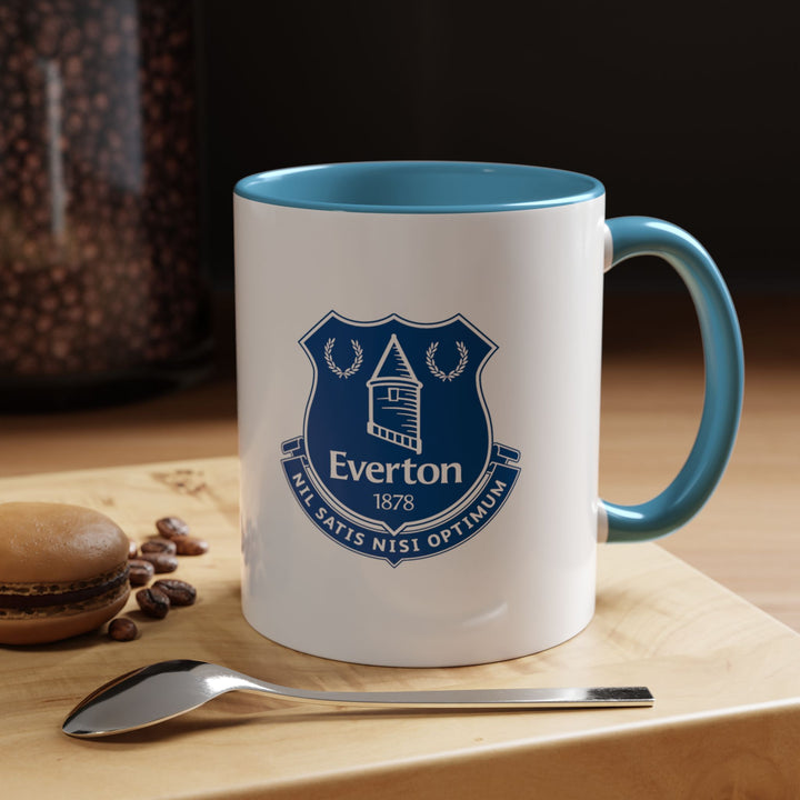 Classic Everton blue surrounds the official club crest on this tea mug. Ideal for fans who want their coffee or tea time to reflect their love for The Blues. With a sturdy ceramic build and smooth grip, it’s a versatile addition to any fan’s kitchen or office setup.